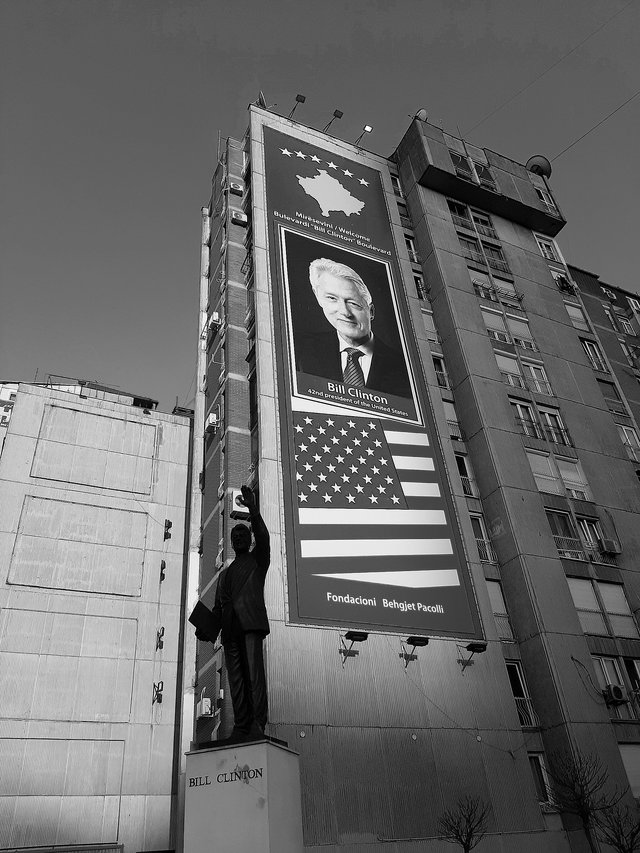 Sur le boulevard Bill Clinton à Pristina, capitale du Kosovo