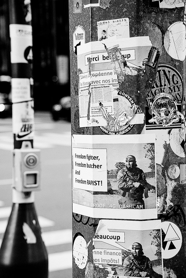 Stickers et affiches en stigmates des luttes dans les rues de la capitale