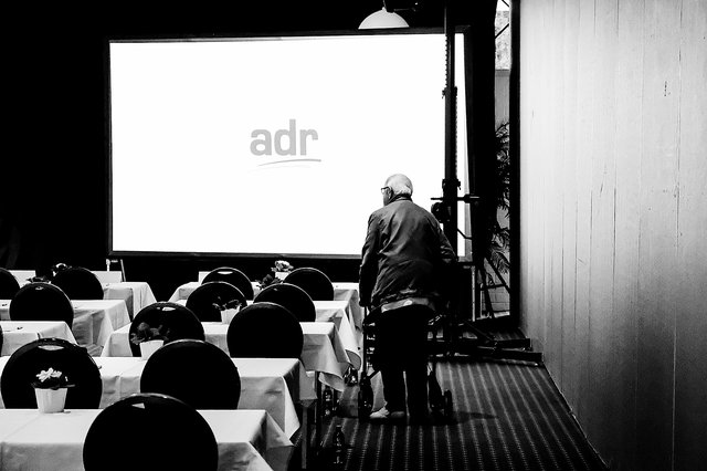 Leerer Konferenzsaal vor einem ADR-Kongress
