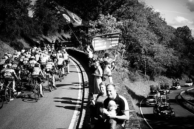 Le Roude   Léiw flotte aux abords  du Tour  de France