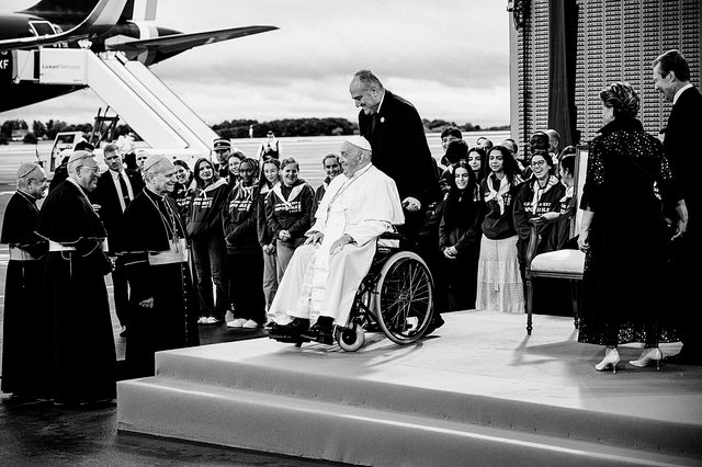 Le pape François à sa descente de l’avion jeudi au Findel