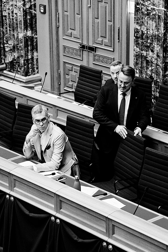 In guter Gesellschaft: Xavier Bettel mit Léon Gloden und Georges Mischo im Parlament