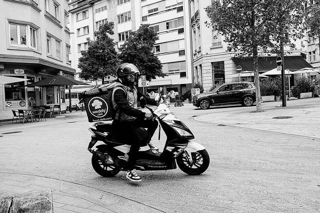 Un livreur dans les rues de Luxembourg, mercredi