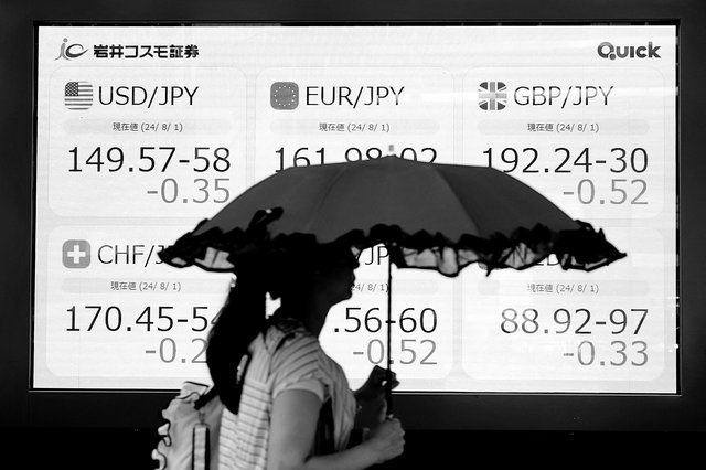 Panneau affichant les taux de change de différentes devises,  à Tokyo