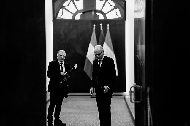 Luc Frieden attendant les syndicats le  3 septembre