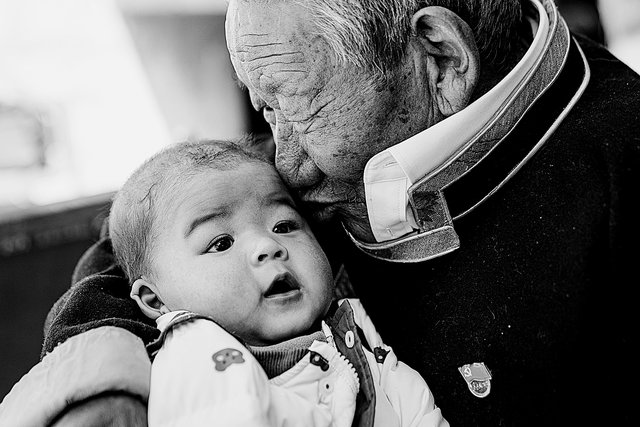Un homme de 83 ans du Tibet embrassant son arrière-petit-fils le 25 mars 2026
